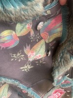 Álom Custo Barcelona bunda hihetetlen színekkel festett hímzett ékszergombos