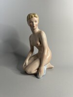 Extrém ritka aquincumi testfestett térdeplő női akt