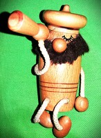 Régi polc szélére ültethető FEKETESZAKÁLL tengerész fa bábú fa figura 12 cm állapot a képek szerint