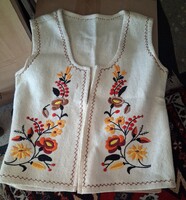 Régi hímzett gyapjú mellény