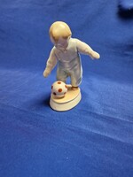 Sinkó András tervezte Zsolnay porcelán figura – Labdázó,játszó gyermek fiú