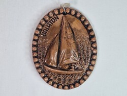 Kerámia fali dísz BALATON felirattal és vitorlás ábrázolással hibátlan állapotban 15 cm. hosszú