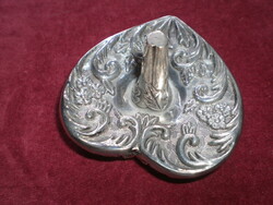 Gyűrűtartó, ezüstözött, 5,5 cm magas.
