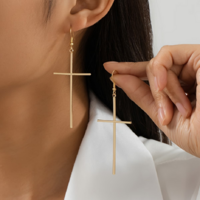 18 KARÁTOS ARANYOZOTT HOSSZÚ KERSZT FÜLBEVALÓ, BEAKASZTÓS, SZÉP FÉNYES.