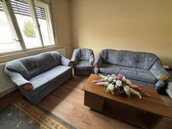 Klasszikus ülőgarnitúra ágyazható kanapé, fotel 3+2+1 kék szövet, Fabetétes / faberakásos