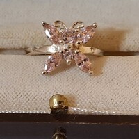 Ezüst, rózsaszín gyűrű, cirkónia kövekkel