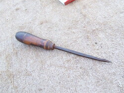 Régi szerszám menettisztító fésű