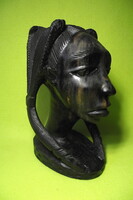 Afrikai faragott női faszobor.