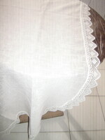 Csodaszép csipkés szélű jobb sarkán lekerített vintage stílusú vitrázs függöny