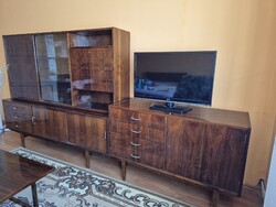 Lengyel diófurnér nappali bútor (kinyitható asztal, sideboard komód, vitrines szekrény)