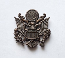 US. Army tiszti szolgálati sapka jelvény.