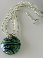 Modern nyaklánc gyönyörű medállal háromsoros gyöngy láncon, 56 cm hosszú