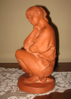 CSODÁS NAGYMÉRETŰ FEKETE GÉZA  / 1939- / KERÁMIA SZOBOR :  TÉRDELŐ LÁNY