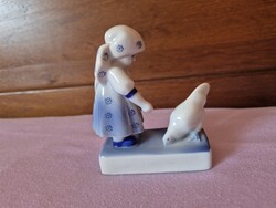 Zsolnay Annuska tyúkot etető kislány, porcelán figura kézzel festett