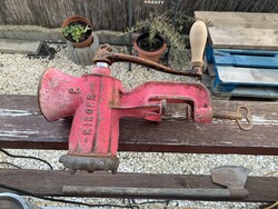 Antik Rieger öntöttvas húsdaráló, amely gyűjtői darabnak számít.