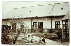 Antik fotó képeslap Dunavecse  - magán kuria a családdal   1906