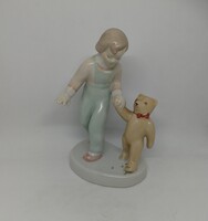 Aquincum porcelán macival sétáló kislány!