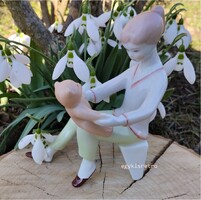 Aquincumi porcelán macival játszó kislány