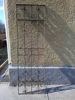 Antik kovácsoltvas rács