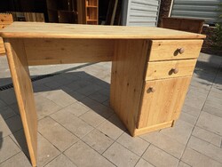 Eladó egy 2 fiókos, polcos fenyő íróasztal.  Bútor jó  állapotú.