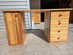 Eladó egy CLAUDIA 4 fiókos , polcos fenyő íróasztal. RS bútor.  Bútor ÚJSZERŰ állapotú.