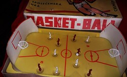 970.cca EXTRÉM RITKA rugós KOSÁRLABDA plasztik sport KOMPLETT JÁTÉK dobozával 50 x 30 cm játéktér.