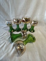 Vintage stílusú, zöld színű, aranyozott szőlőmintával díszített talpas borospohár