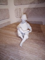 Hollóházi/Drasche (Kőbányai porcelán) olvasó fiú.