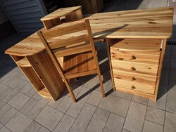 Eladó egy SAROK Vanessa fenyő íróasztal SZÉKKEL. RS bútor.  Bútor nagyon szép, ÚJSZERŰ állapotú, kar