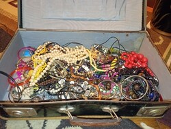 Egy bőrönd bizsu ékszer bőrönddel együtt