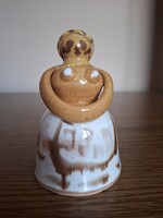 Kerámia pajzán, félmeztelen asszony, nő. Só vagy borsszóró. Jelzett