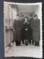 Régi fotó Fiatalok télikabátban verandán – csoportkép – 1939 tele Szentes