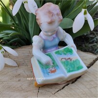 Herendi porcelán képes könyvet nézegető kislány