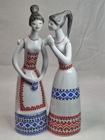 J.Seregély Márta Hollóházi porcelán Pletykázó lányok figura szép állapotban 23,5 cm. magas