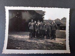 Régi fotó - Mosolygó német katonák csoportképe falusi udvarban – II. világháború