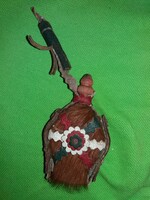 Régi kiránduló emlék fa csikóbőrös mini kulacs HORTOBÁGY GULYÁSTURIZMUS 14 cm a képek szerint