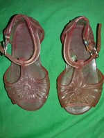 VINTAGE piacos olasz vinyl plasztik szandál "laticer"az 1970-s évekből 4 -1/2 méret a képek szerint