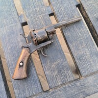 Régi gyúpeckes (lefocheaux) revolver