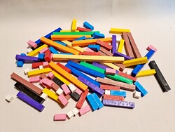 Műanyag rudak talán valamilyen építő, kirakó gyerekeknek 440 gr