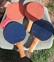 4 darab pingpong ütő és háló együtt.