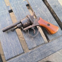 Régi gyúpeckes (lefocheaux) revolver