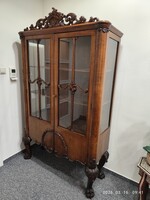 Restaurált antik neobarokk vitrines szekrény – oroszlánlábas, 1920-40 között