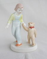 Aquincumi porcelán macival játszó kislány