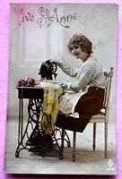 Antik fotó képeslap  - varrógéppel varró hölgy