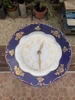 Zsolnay Pompadour porcelán falióra, amely dúsan aranyozott.