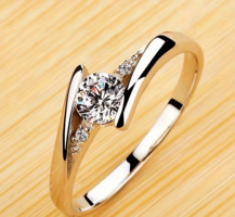 GYÖNYÖRŰ SZÉP LETISZTULT FORMA CIRKÓNIA KÖVES , ELJEGYZÉSI GYŰRŰNEK IS MEGFELELŐ SZÉPSÉGŰ, GYŰRŰ.