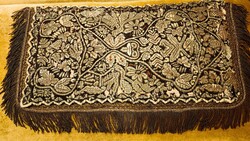 XVII. SZÁZAD CAFRANG NYEREG ( LÓ ) DÍSZTAKARÓ FÉMFONAL ZEG - ZUG DOMBORÚ HÍMZÉS + ROJT MUZEÁLIS