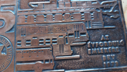 BKV vékony  réz vagy bronz emlék plakett, fa lapra ragasztva  ﻿"Az évforduló emlékére 1973 "