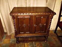 Koloniál kis komód szekrény