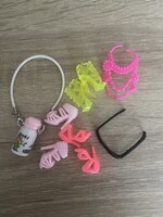 Különböző Barbie baba kiegészítők együtt
